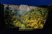 Vizuálny umelec a filmár Matúš Astrab premietal zábery slovenských lesov na holé islandské kopce