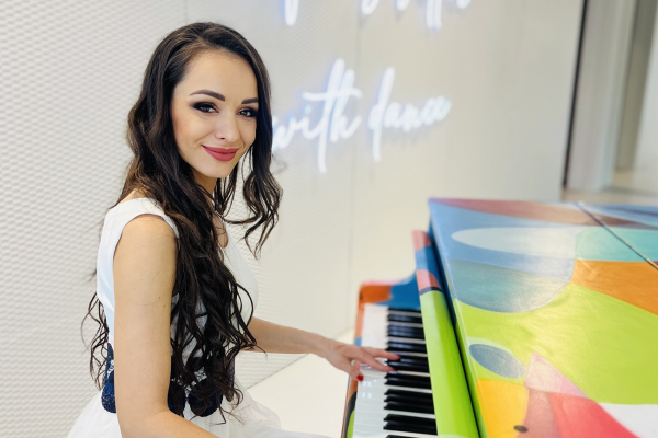 Moder&aacute;torka BB FM r&aacute;dia Martina Comisso prich&aacute;dza s novou skladbou, ktor&aacute; je &uacute;primnou spoveďou o vzťahoch