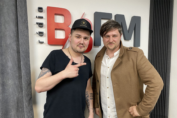 Spevák a multiinštrumentalista René Bošeľa v Popoludní s BB FM
