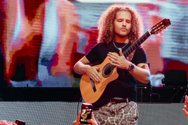 D&aacute;vid B&iacute;lek, skvel&yacute; hudobn&iacute;k, poz&yacute;va na svoju Gitarov&uacute; Show